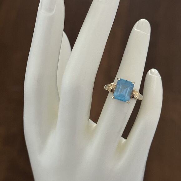 Cyde Duneier Designer 10K Yellow Gold Blue Topaz Emerald Cut Ring Size 6 - Picture 16 of 16